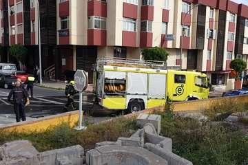 Arde un coche en la calle Poeta Pablo Neruda de Los Llanos de Telde/Eugenio Artiles y TA.